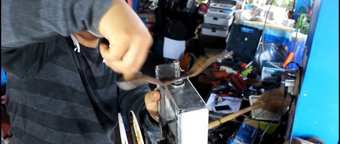 Cómo hacer una sierra de cinta con ruedas de bicicleta