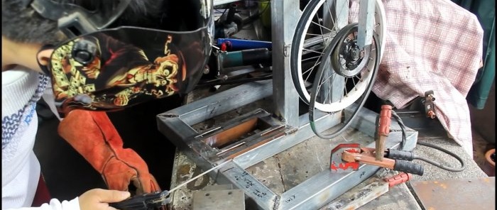 Hoe maak je een lintzaag van fietswielen
