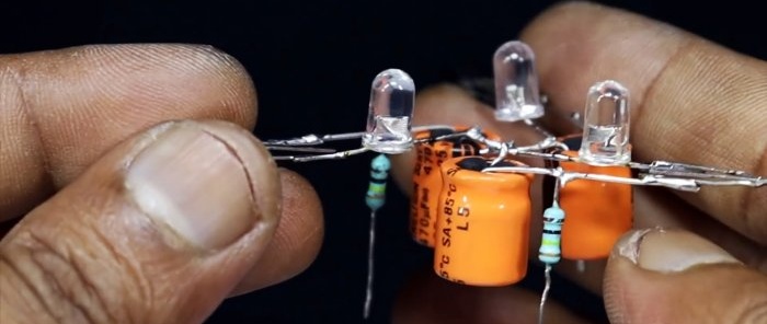 Hoe een knipperlicht met drie LED's, aangedreven door 220 V, in elkaar te zetten