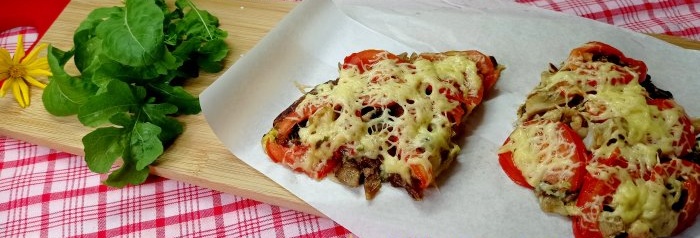 Pizza de calabacín en una sartén