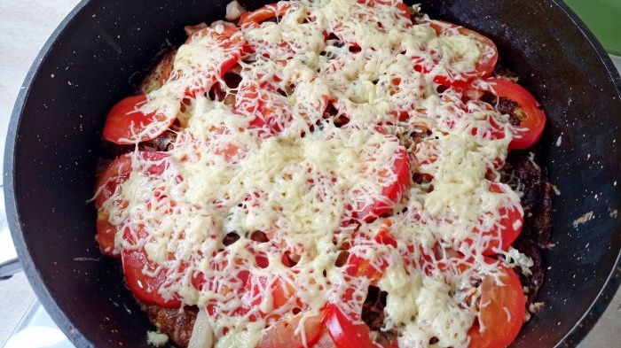 Zucchini pizza in a frying pan