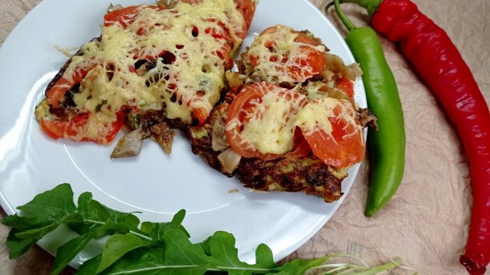 Zucchinipizza i en stekepanne