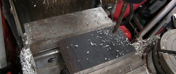 Как да направите триъгълен отвор в дебела стомана