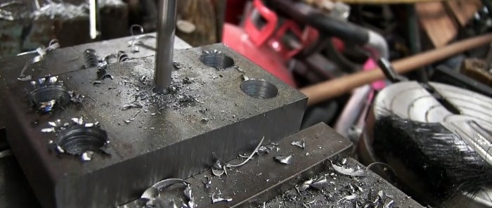 Cómo hacer un agujero triangular en acero grueso.