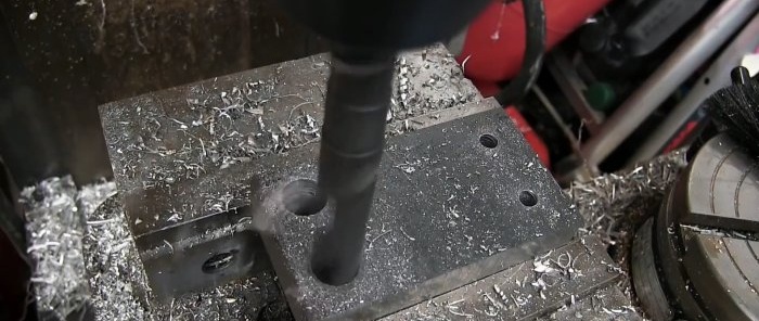 Come realizzare un foro triangolare nell'acciaio spesso