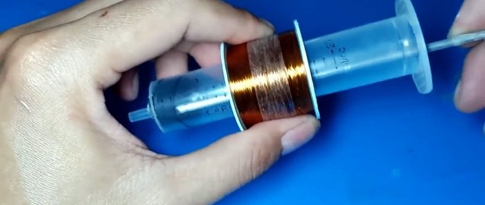 كيفية صنع مصباح يدوي بمولد من حقنة
