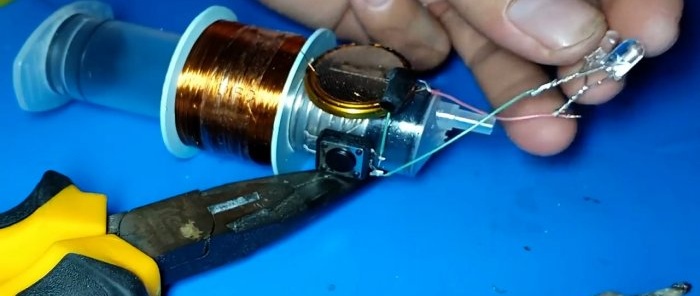 Hvordan lage en lommelykt med en generator fra en sprøyte