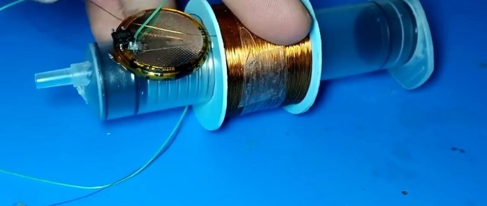 Hogyan készítsünk zseblámpát generátorral fecskendőből