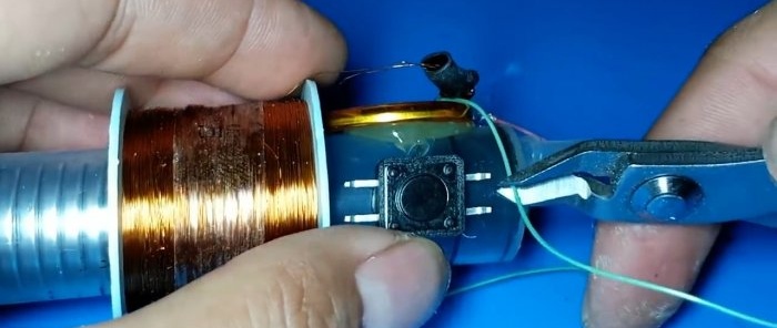 كيفية صنع مصباح يدوي بمولد من حقنة