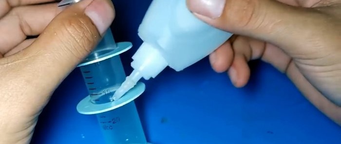 Wie man aus einer Spritze eine Taschenlampe mit einem Generator herstellt