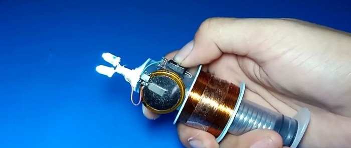 Как да направите фенерче с генератор от спринцовка