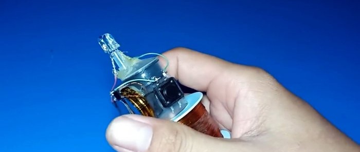 Како направити батеријску лампу са генератором из шприца