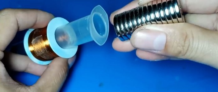 Hogyan készítsünk zseblámpát generátorral fecskendőből