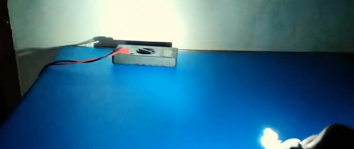 Wie man aus einer Spritze eine Taschenlampe mit einem Generator herstellt