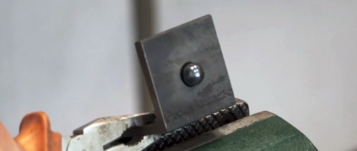 Comment fabriquer un outil pour installer des rivets forgés à partir d'un ressort et d'un roulement d'amortisseur