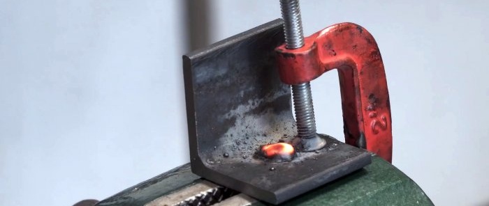 Hvordan man laver et værktøj til montering af smedede nitter fra en støddæmperfjeder og leje