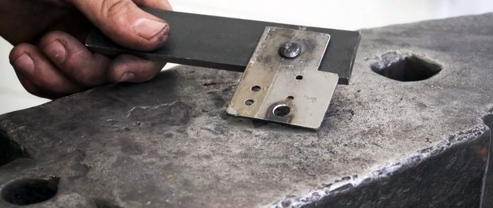 Cách chế tạo công cụ lắp đặt đinh tán rèn từ lò xo và ổ trục giảm xóc