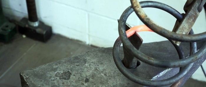Comment fabriquer un outil pour installer des rivets forgés à partir d'un ressort et d'un roulement d'amortisseur