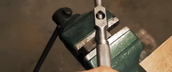 Cómo hacer una herramienta para instalar remaches forjados a partir de un resorte y un cojinete de amortiguador