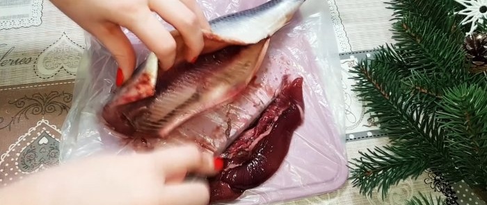 1 dakikada kemiksiz ringa balığı filetosu nasıl yapılır