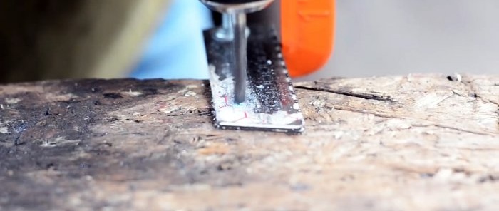 Πώς να φτιάξετε ένα αξιόπιστο τρυπάνι με λεπίδες πάνω από μια λεπίδα πριονιού