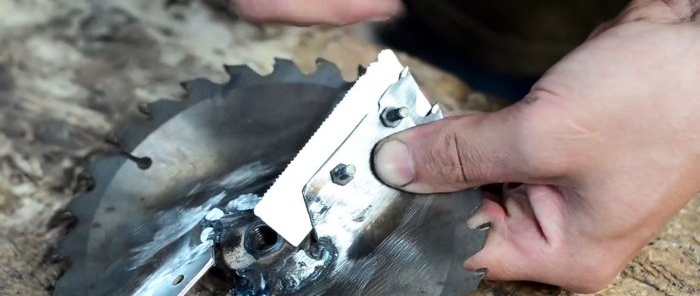 Како направити поуздану бушилицу са горњим ножевима од листа тестере