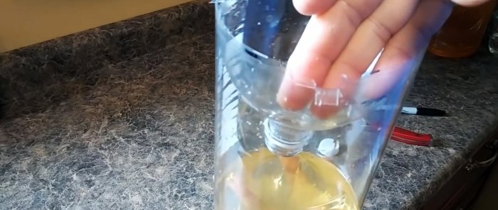 Vaarwel wespen, ik laat je zien hoe je een flessenval maakt en giftige insecten vergeet