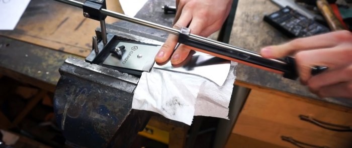 Πώς να φτιάξετε ένα ελαφρύ τσεκούρι κάμπινγκ από έναν παλιό δίσκο χωρίς σφυρηλάτηση ή θερμική επεξεργασία