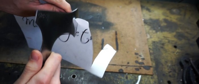 Jak vyrobit lehkou kempingovou sekeru ze starého disku bez kování nebo tepelného zpracování