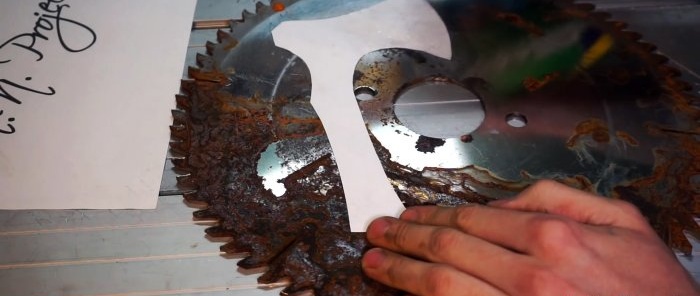 Πώς να φτιάξετε ένα ελαφρύ τσεκούρι κάμπινγκ από έναν παλιό δίσκο χωρίς σφυρηλάτηση ή θερμική επεξεργασία
