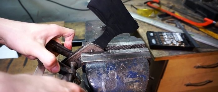 Com fer una destral de càmping lleugera a partir d'un disc vell sense forjar ni tractament tèrmic
