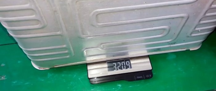 Bạn có thể lấy được bao nhiêu kim loại phế liệu từ một chiếc tủ lạnh cũ của Liên Xô?