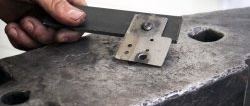 Hogyan készítsünk szerszámot kovácsolt szegecsek felszereléséhez lengéscsillapító rugóból és csapágyból