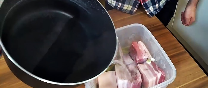 La manteca de cerdo en salmuera tiene un sabor único, familiar desde la infancia.