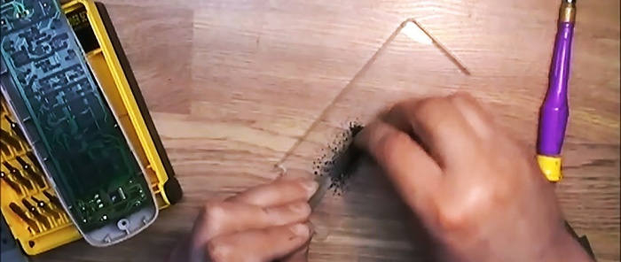 Hur man reparerar en fjärrkontroll med en penna och lim