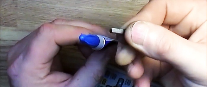Hur man reparerar en fjärrkontroll med en penna och lim