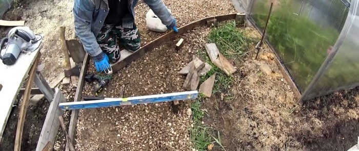 Met je eigen handen een betonnen tuinpad onder een steen maken is niet moeilijk