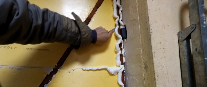 Portar är varmare än väggar Hur man isolerar metallgarageportar på rätt sätt