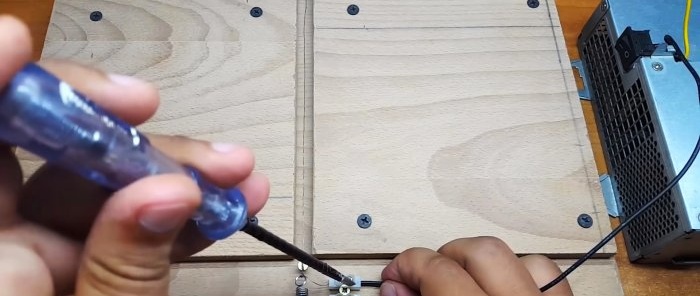 Hvordan lage en elektronikksak fra PVC-rør