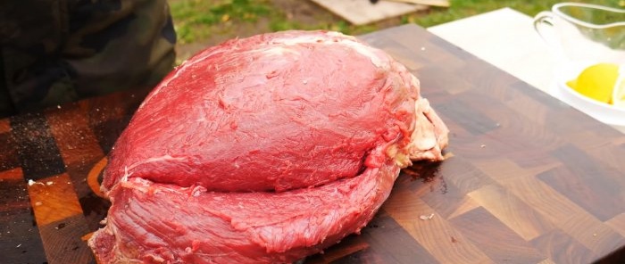 Hoe 5 kg vlees in een kuil in één stuk te bakken