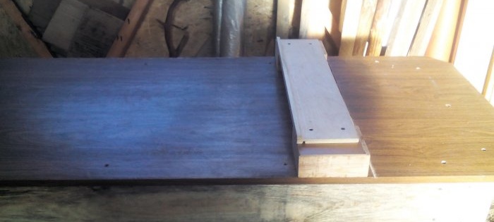 Maginhawa at simpleng workbench para sa trimming boards