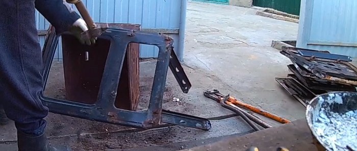 Bạn có thể kiếm được bao nhiêu bằng cách tháo rời một bếp gas cũ để lấy sắt vụn?