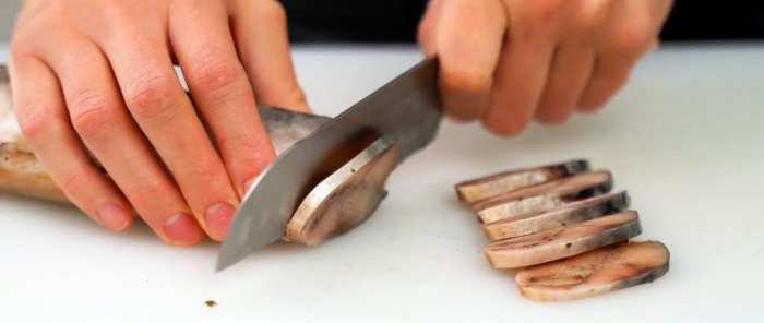 Murmansk mantika o maanghang na bahagyang inasnan na marinated mackerel
