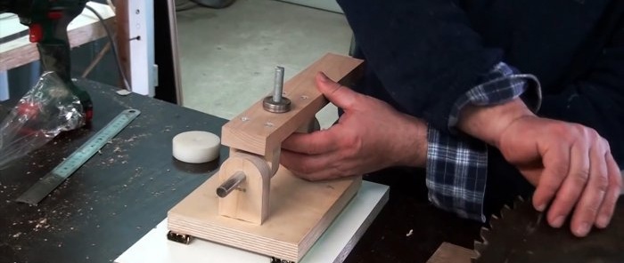 Universal jig para sa hasa ng circular saws gamit ang regular na papel de liha