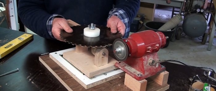 Universal jig para sa hasa ng circular saws gamit ang regular na papel de liha