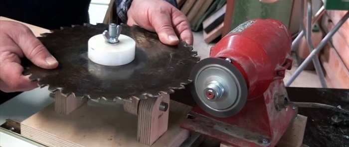 Universal jig para sa hasa ng circular saws gamit ang regular na papel de liha