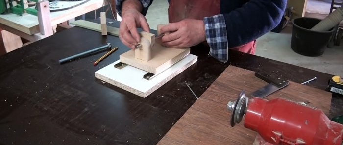 Univerzálny prípravok na ostrenie kotúčových píl pomocou bežného brúsneho papiera