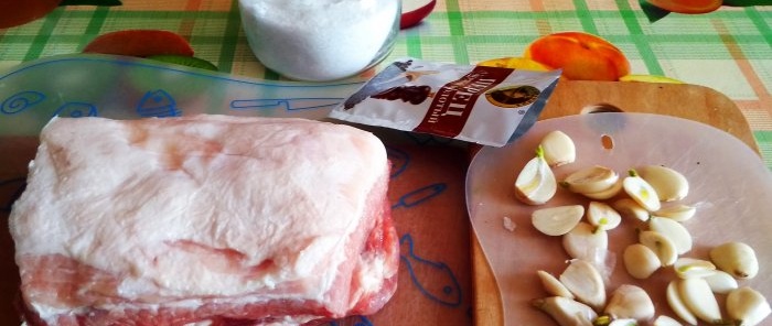 Come cucinare il lardo al forno delizioso ed economico alla maniera reale