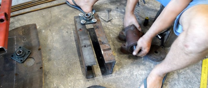 Do-it-yourself simplified potato digger for a walk-behind tractor