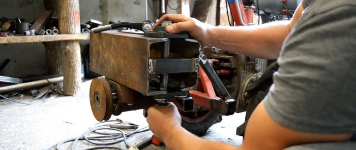 Do-it-yourself simplified potato digger for a walk-behind tractor